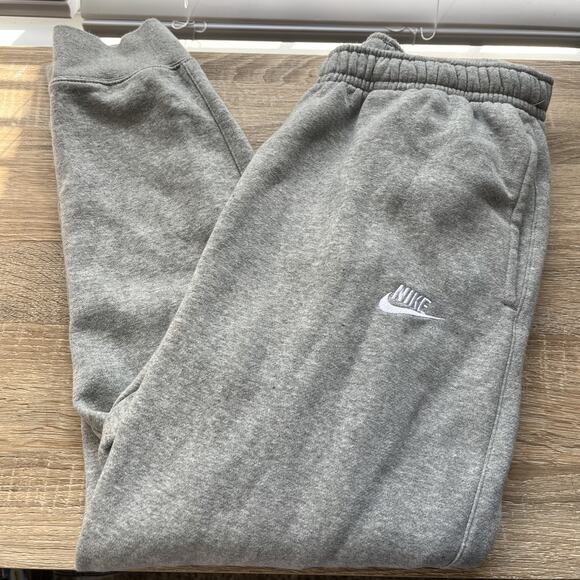 Nike Sweatpants Men medium Gray Athleisure Tapered Leg Jogger Normcore Gym Train - Picture 1 of 8